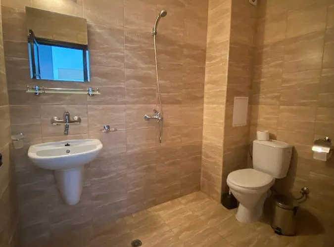 Sunrise Apartments, Apartman *