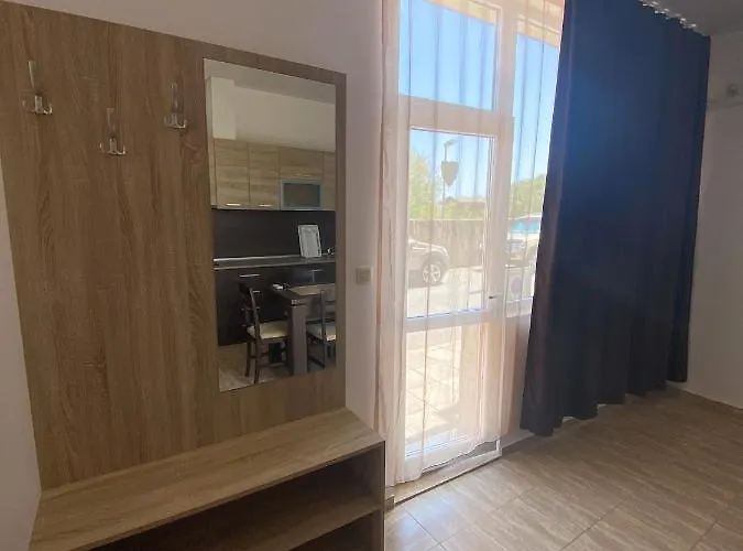 Sunrise Apartments, Поморіє